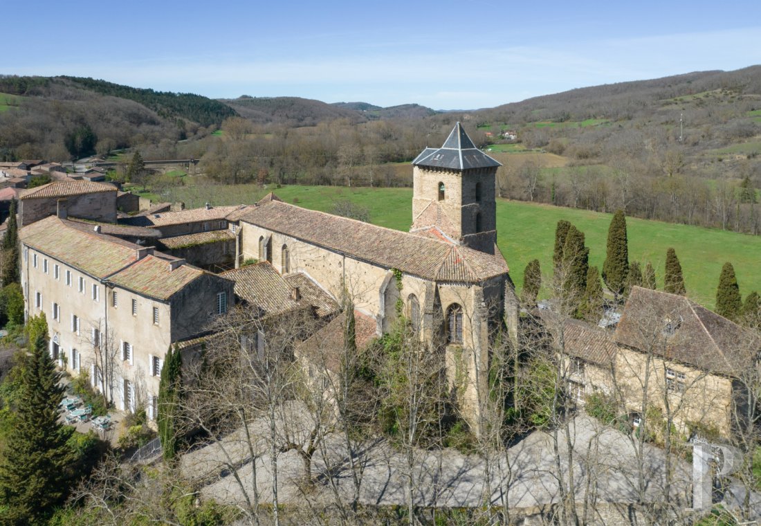 Dans l’Ariège, un château-abbaye fondé au 10e siècle et son jardin dominant l’un des plus beaux villages de France - photo  n°35